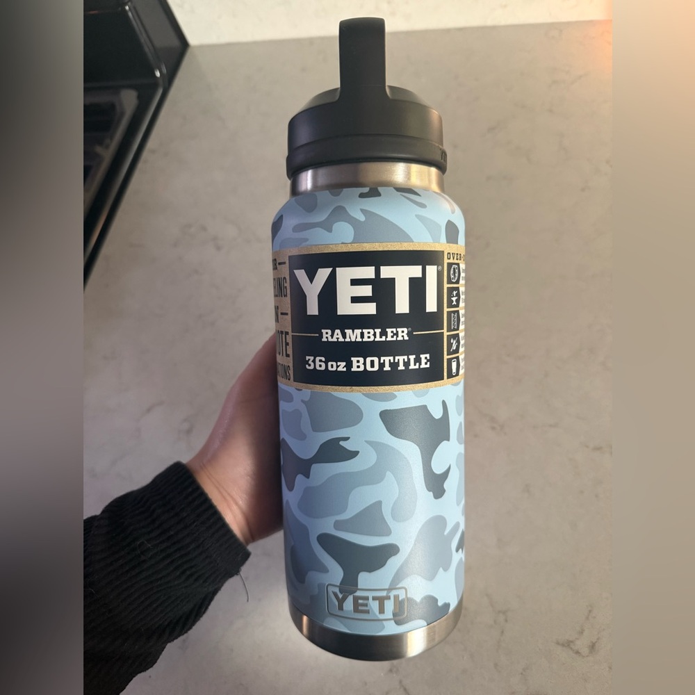 NWT Yeti Blue Camo 36oz Water Bottle with Twist Lid
